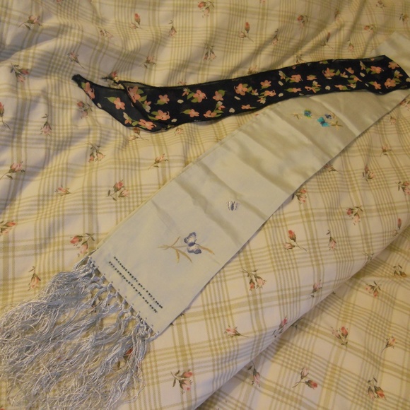 2 Scarfs - Picture 3 of 8